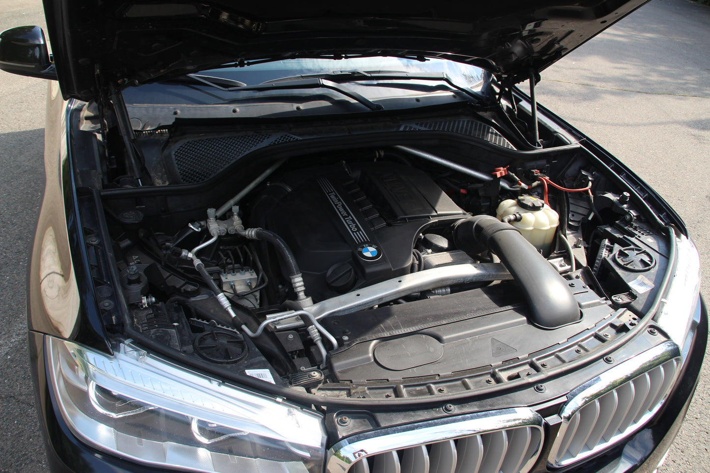 BMW X5 - Motor 3.0 Benzină, 306 Cp, tracțiune integrală automată.  Exterior SUV, an fabricație 2018, 175.000 km.